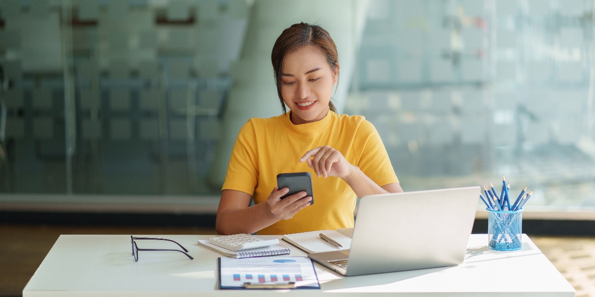 woman-using-digital-platform-for-banking image